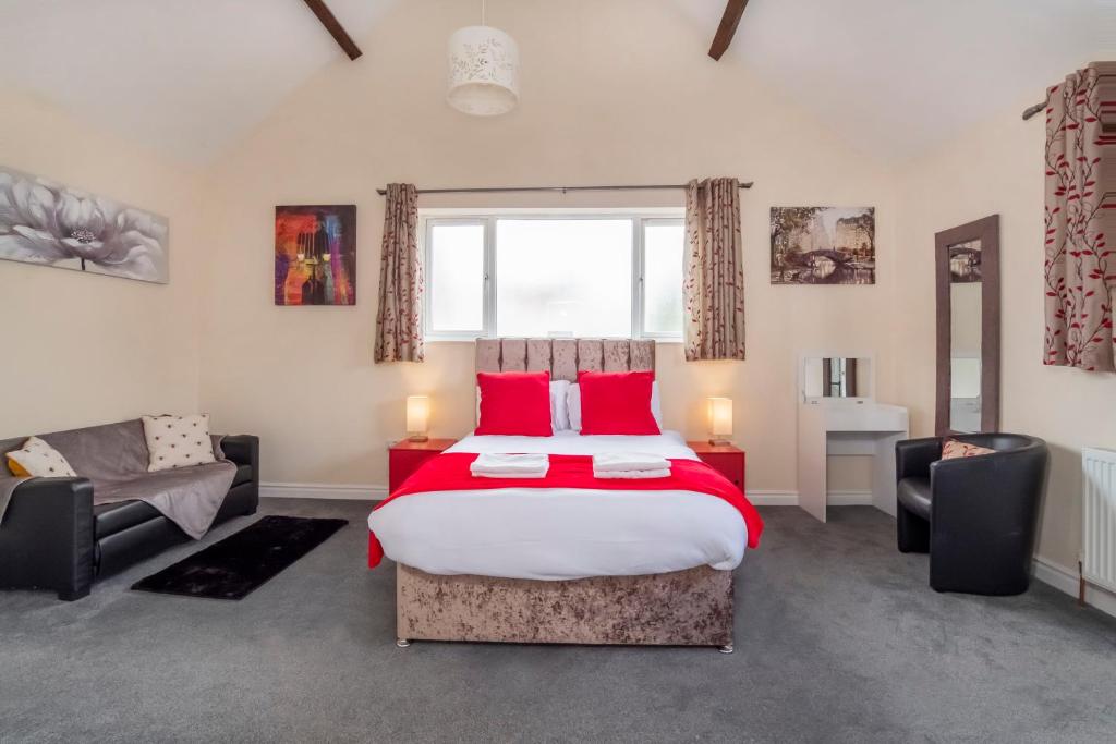 2 Ascot Mews - The Den York Image 1