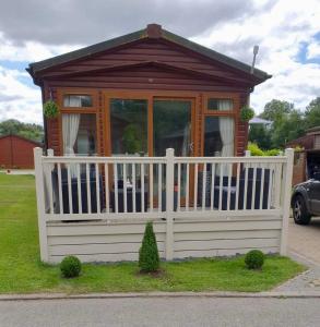 Green Acres Retreat Lodge with Hot Tub Image 1