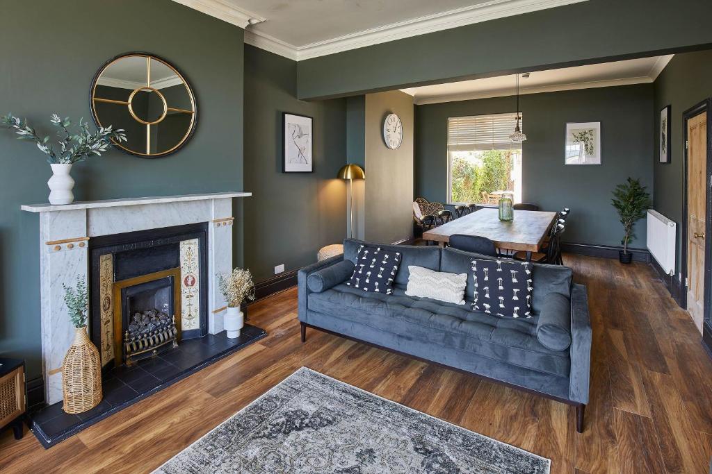 Host & Stay - Raven House Image 1