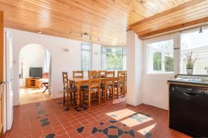 Pass the Keys Spacious Family Home with Orchard Tree Garden Image 2