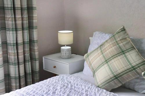 Home Away From Home - 2 Bed FREE Parking & Wifi Image 3
