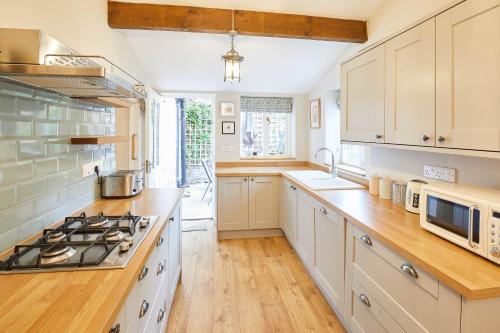 Host & Stay - Sixpence Cottage Image 3