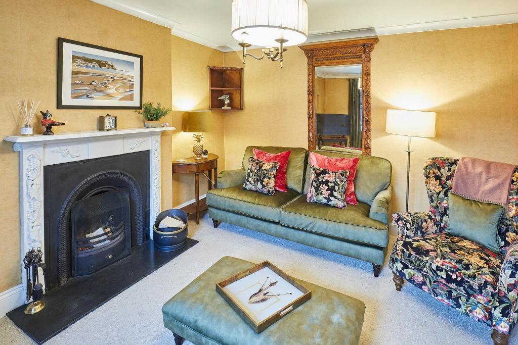 Host & Stay - Sixpence Cottage Image 1