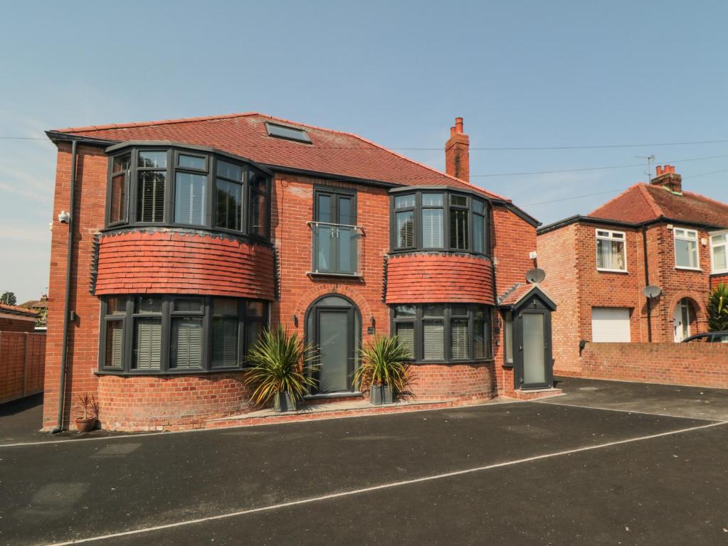 5 bed house Image 1