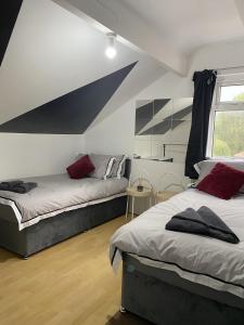 Modern 2 Bedroom Flat Close to City Centre Image 1
