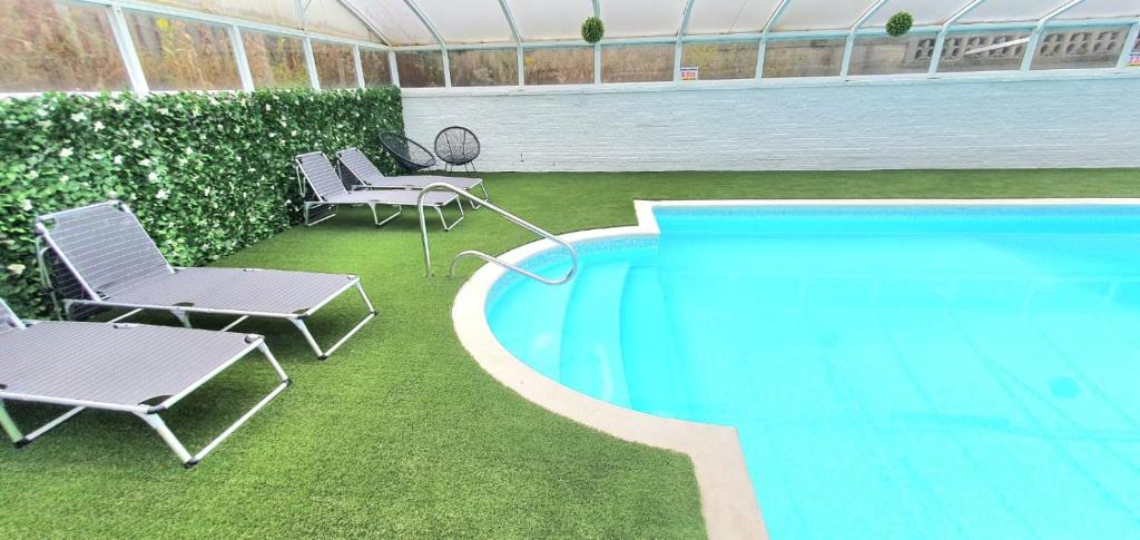 Spa home with pool sauna hottub & bar sleeps 20 Image 1