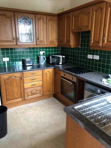 5/6 Bed House Barnsley Centre Image 3