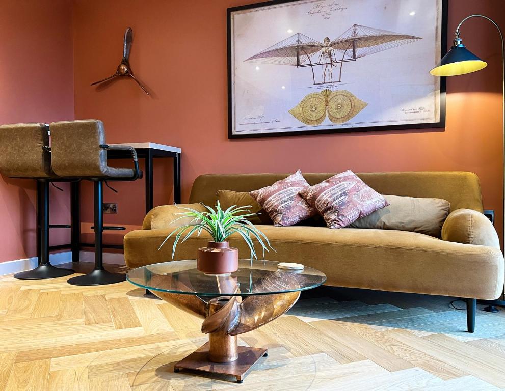 The Aviator's Attic - Luxury City Centre Retreat Image 1