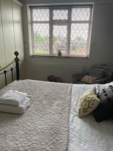 King size bed & en suite rolled top bath private lane Image 1