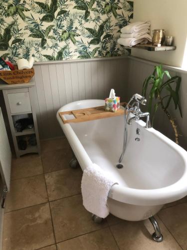 King size bed & en suite rolled top bath private lane Image 2