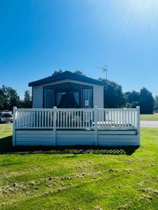 The Poplars Lodge with Hot Tub Image 1