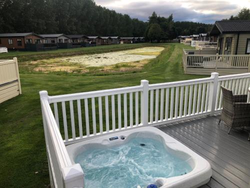 The Poplars Lodge with Hot Tub Image 3