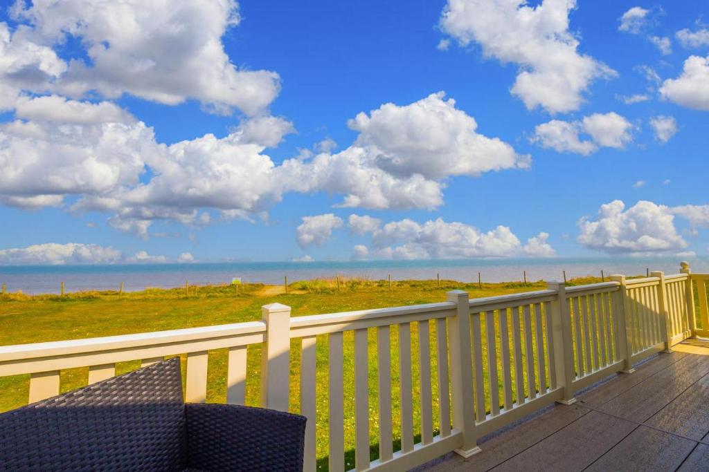 Stunning 6 berth lodge for hire at Skipsea Sands Image 3