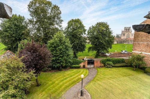 Pass the Keys Modern & Stylish Feversham House with Free Parking Image 3