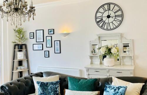 Stunning 2-Bed Apartment in Whitby Image 3