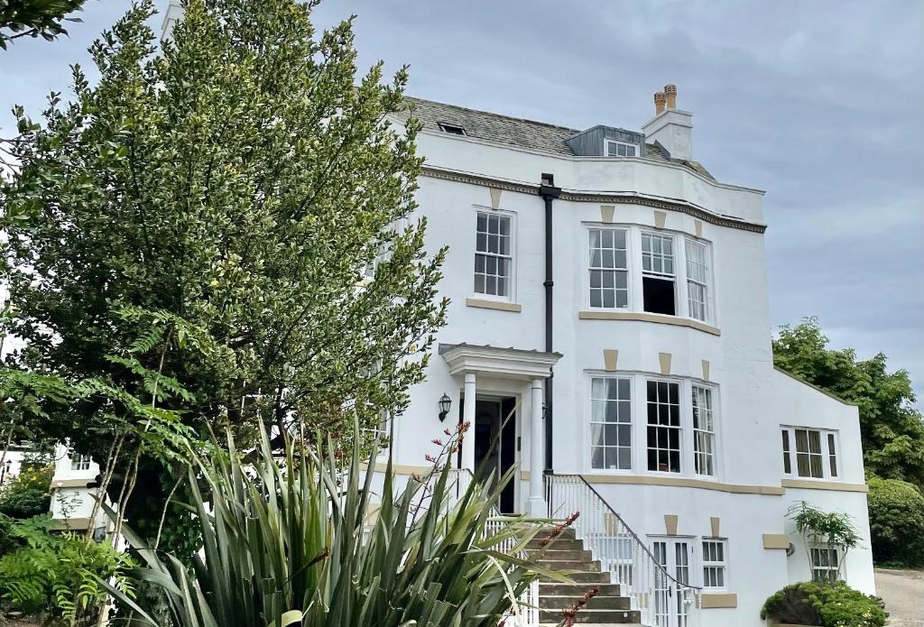 Stunning 2-Bed Apartment in Whitby Image 1