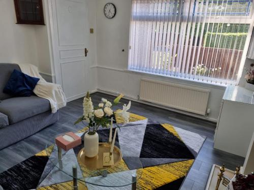 Centrally Located w/ Free Parking & Smart TV Image 3