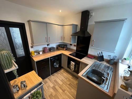 Contemporary & Chic inner terrace 5 mins from Barnsley town centre Image 3