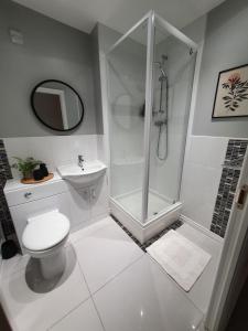 Spacious, bright flat near town centre, parking Image 2