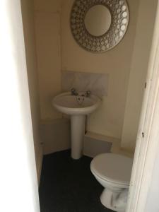 6 Bedroom Villa in Barnsley Centre Image 2