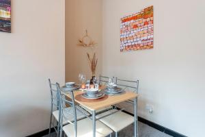 Newly Refurb Striking 1 Bed Apt 3 beds Hull Image 2