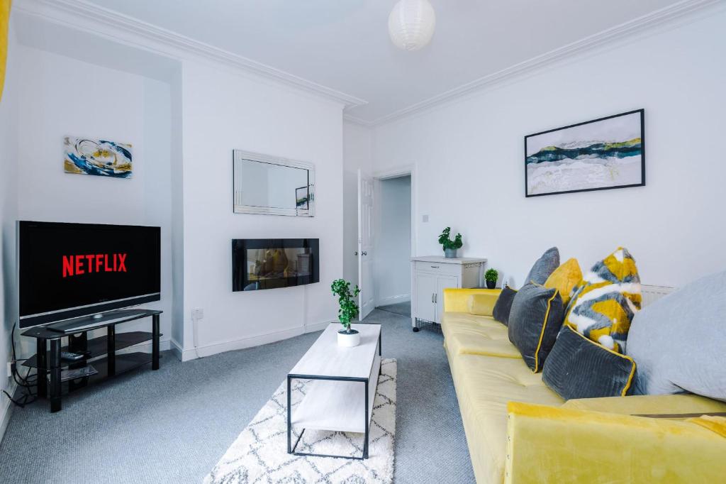 Akroyd House by Lavender Stays Fully Equipped Free WiFi Sleeps Up to Four Guests Image 1