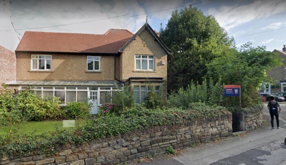 5-Bedroom Villa Near Barnsley Park Image 1