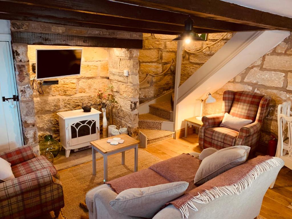 Cosy 400 yr old Cottage, Flowergate, Whitby Image 1