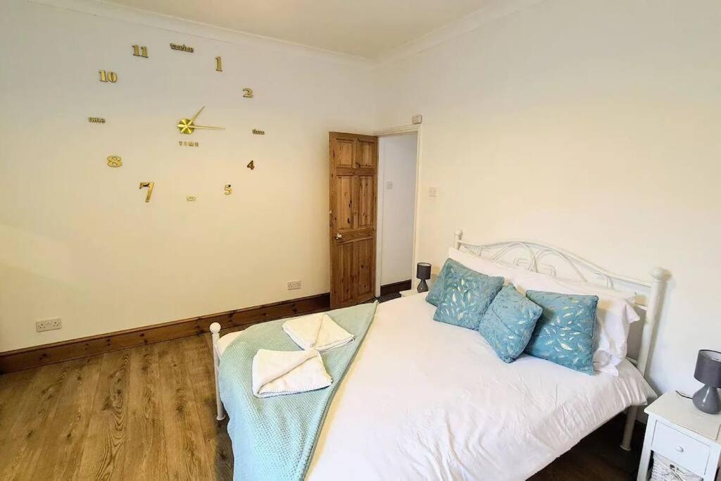 2 bedroom Victorian canal side terrace house. Image 1