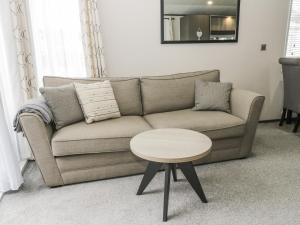 15 Finch Image 2