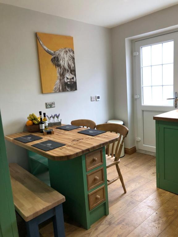 Hedgehog Cottage with garden in Bronte village! Image 1