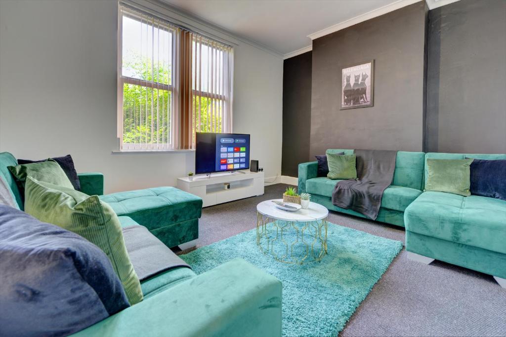 Stunning Sheffield House Sleeps 12 Image 1