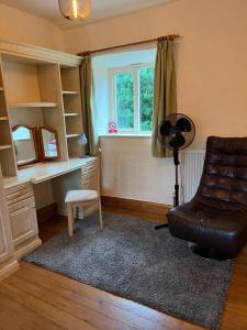 Cosy cottage with a canal view Image 2