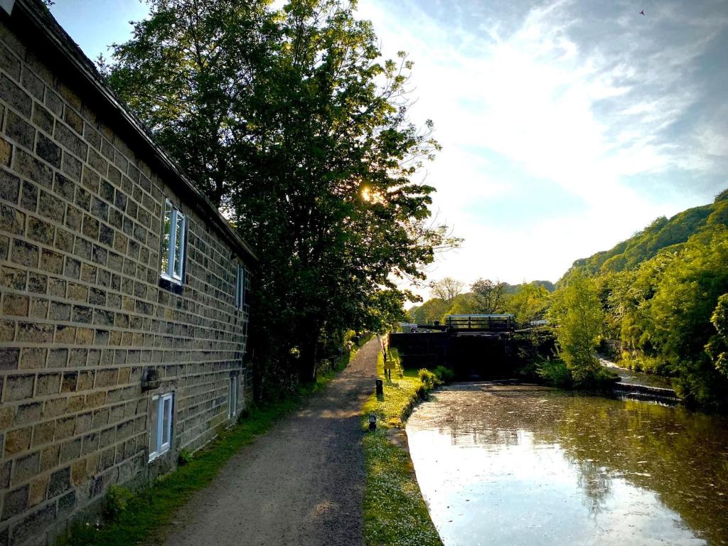 Cosy cottage with a canal view Image 1