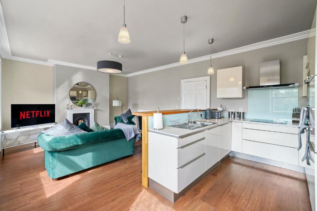 Large Spacious Apartment in Yorkshire - Parking Image 1
