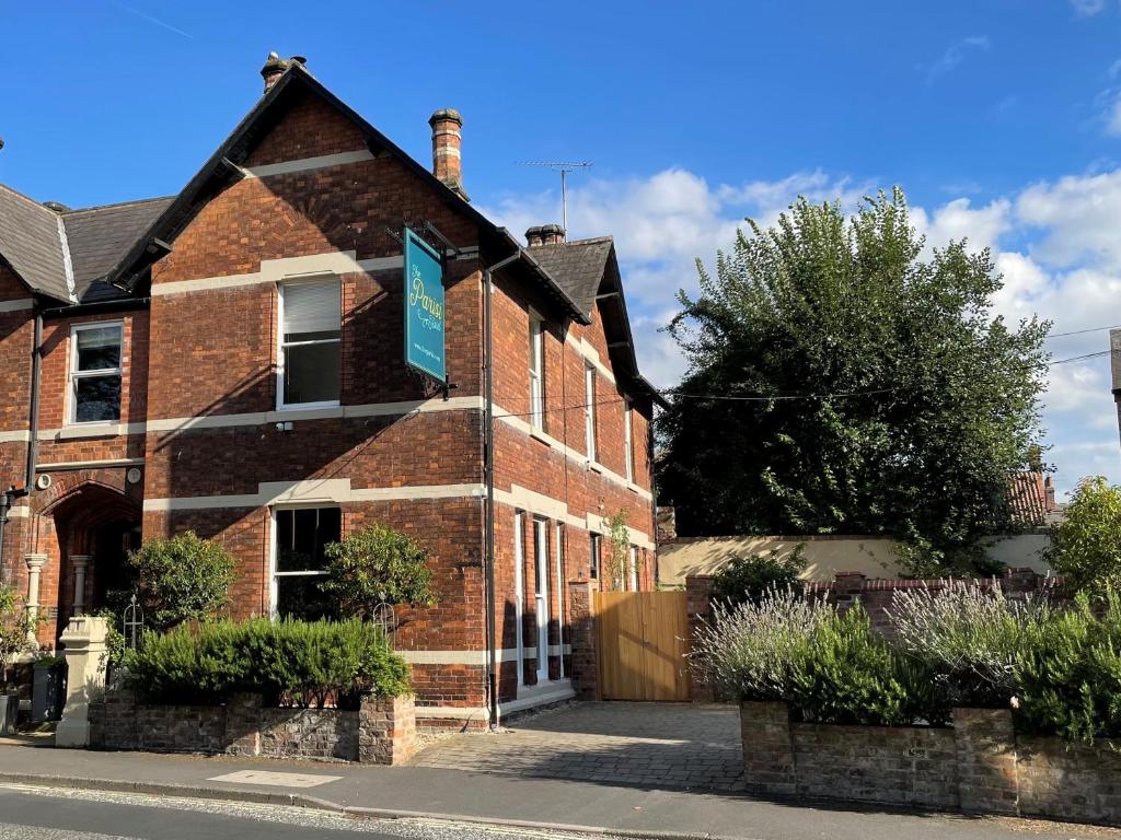 City Centre Luxury Holiday House with Outdoor Bath and Parking Image 1