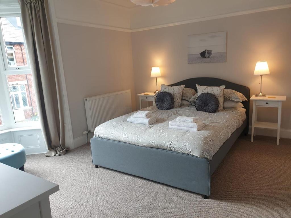 Sunset House - Whitby Townhouse near the sea sleeps 8 Image 1