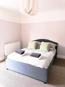 Sunset House - Whitby Townhouse near the sea sleeps 8 Image 2