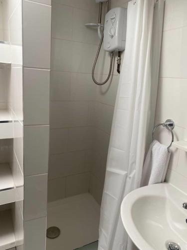 Spacious house with 3 ensuite bedrooms in Leeds Image 3