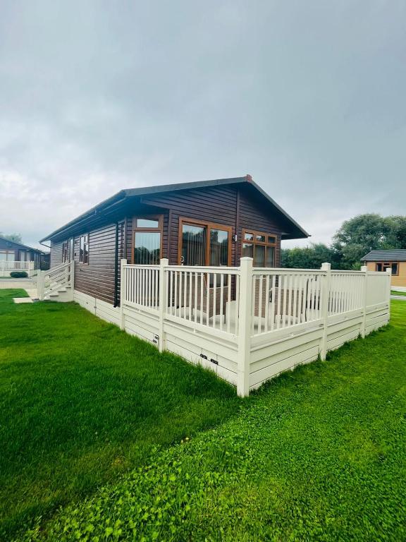 Ness Lodge with Hot Tub Image 1