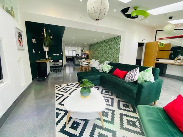 Wow Factor Open Plan 2Bed House, Free Parking & WiFi Image 1