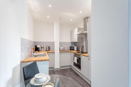 Modern 1 Bedroom Apartment Leeds Image 3
