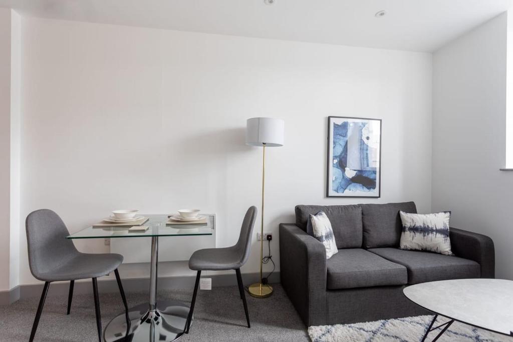 Contemporary 1 Bedroom Apartment Leeds Image 1