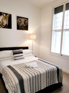 Central 2bed Apartment w/parking Image 2