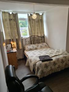 Cheerful one double bedroom with hot bath Image 1