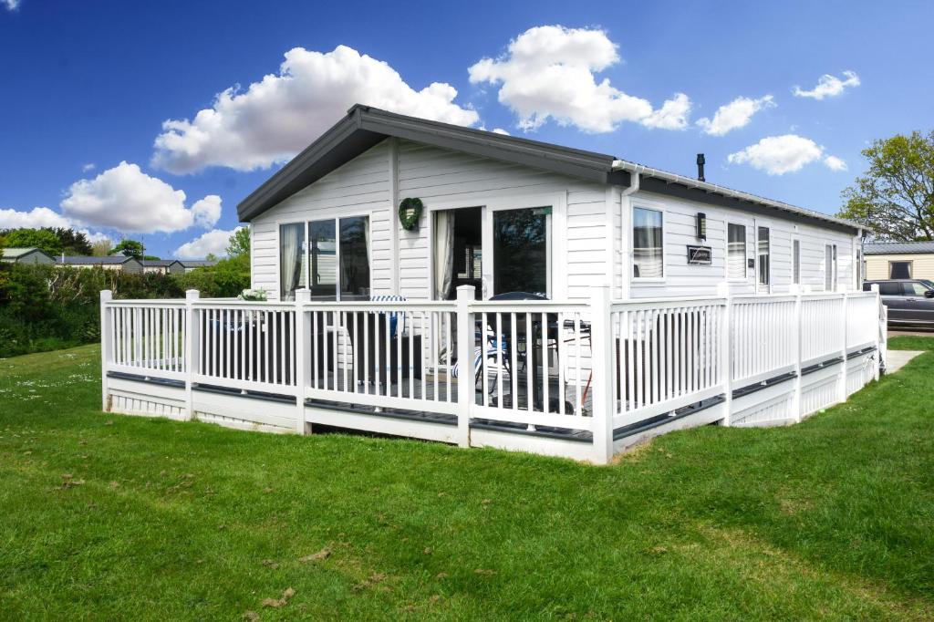 Stunning 6 berth lodge for hire at Skipsea Sands Image 1