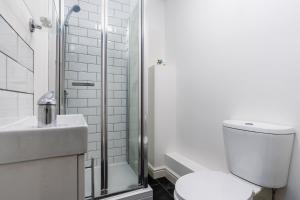 Free Parking & Spacious & Modern Contractor House Image 3