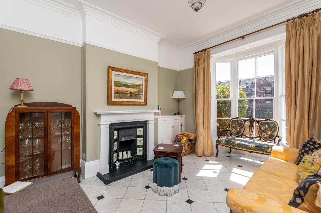 Pass the Keys Opulent 4 bed house in YO1 with riverside views Image 1