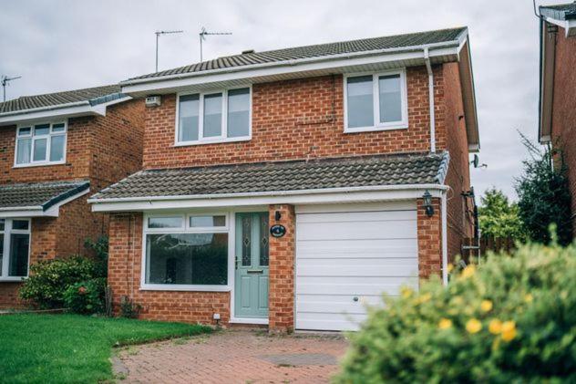 Wiske Close beautiful spacious 3 bed HomeFromHome Image 1
