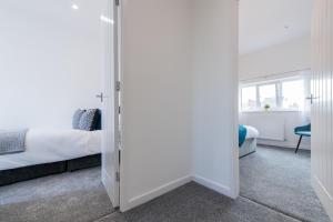 Agbrigg Park View Place - Bright 2-Bed House Image 2